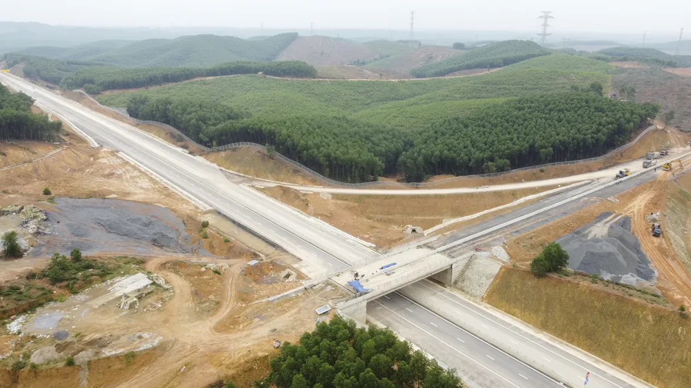 Hiện các nhà thầu đang tập trung hoàn thiện hệ thống đường gom, đường ngang, nút giao trên tuyến cao tốc Cam Lộ - La Sơn.