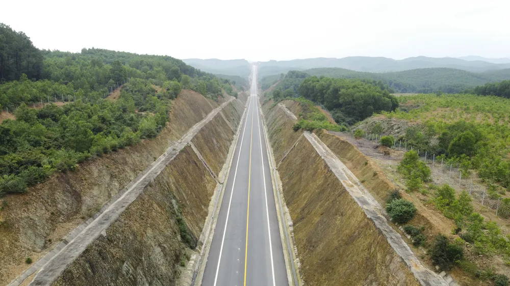 Một đoạn trên tuyến cao tốc Cam Lộ - La Sơn đoạn qua địa bàn tỉnh Quảng Trị nhìn từ trên cao