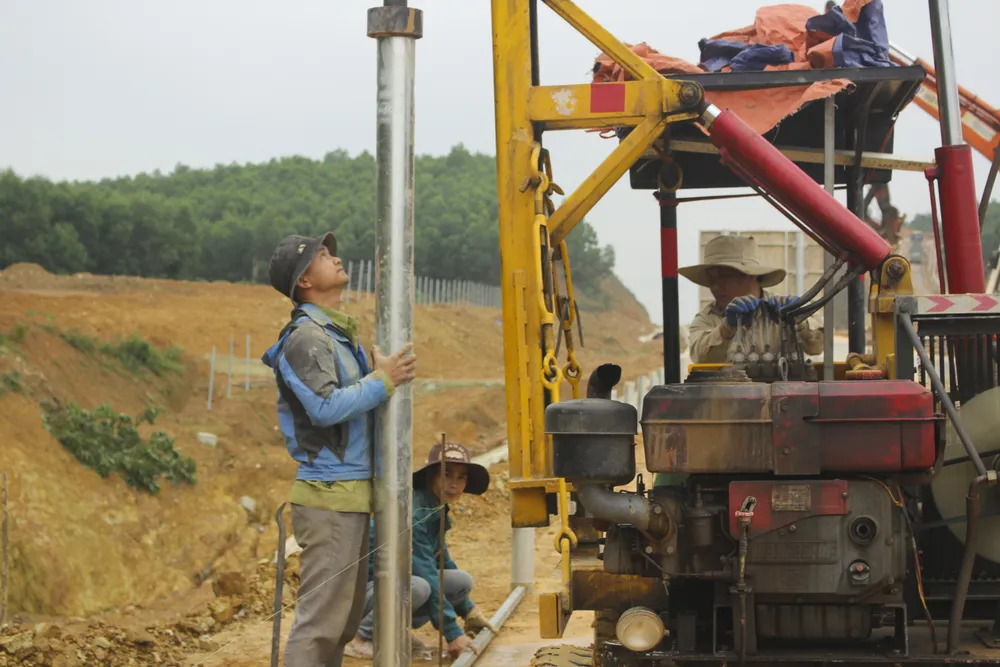 Công nhân đang gấp rút triển khai các hạng mục còn lại như lắp đặt biển báo, hộ lan, rào chắn, đường gom.