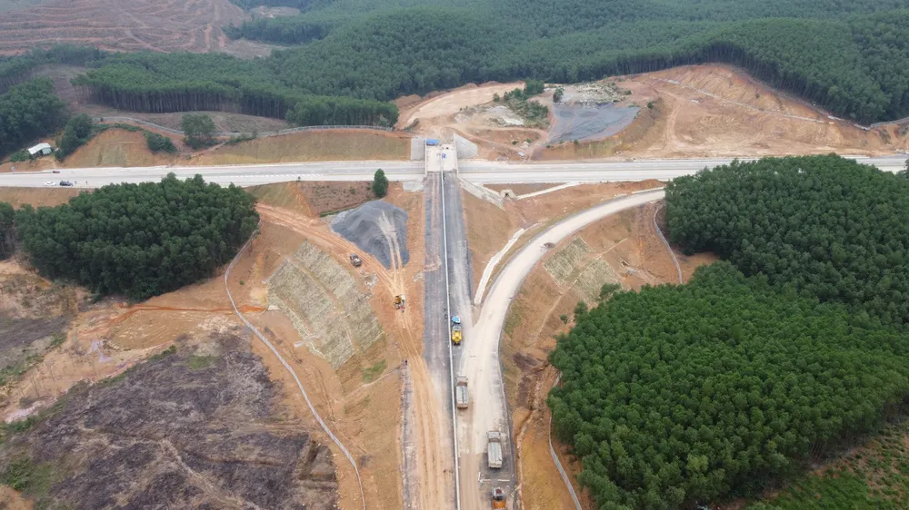 Trên tuyến cao tốc Cam Lộ - La Sơn có 5 nút giao, hiện còn lại 2 nút giao đang hoàn thiện. Dự kiến, nếu thời tiết thuận lợi thì khoảng từ tháng 1 đến 3-2023 sẽ hoàn thành hệ thống đường gom và 2 nút giao còn lại.