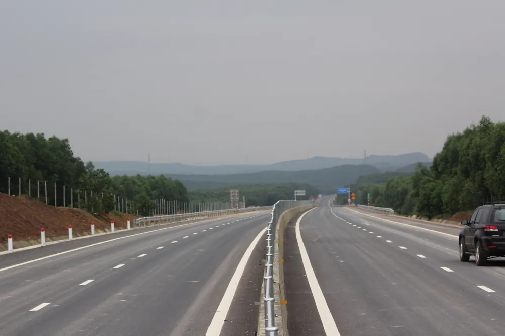 Riêng các đoạn nền đường đào sâu có quy mô 2 làn xe, bề rộng nền 23m, các đoạn vượt xe có quy mô 4 làn xe, bề rộng nền 23m.