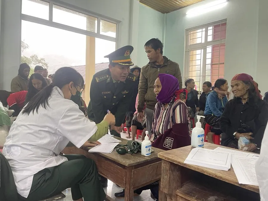Khám, cấp phát thuốc miễn phí cho người dân vùng biên giới