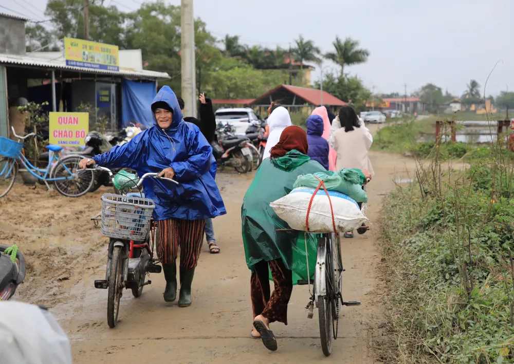 Niềm vui của người dân khi được tham gia phiên chợ đặc biệt trong những ngày tết cận kề