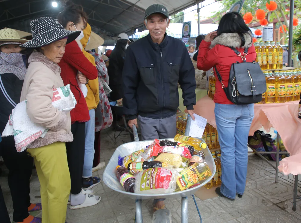 Người dân vui vẻ khi được mua sắm đầy ắp các nhu yếu phẩm với giá 0 đồng