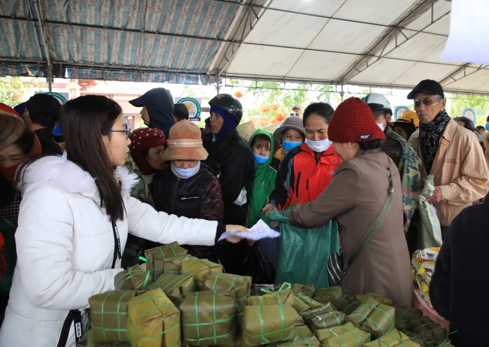 Một gian hàng bánh chưng tại phiên chợ