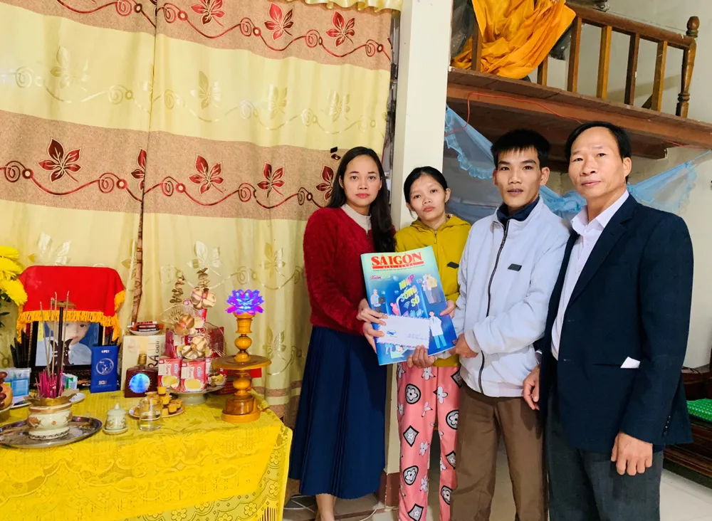 Lãnh đạo xã Triệu Thành trao số tiền bạn đọc Báo SGGP hỗ trợ gia đình anh Tâm