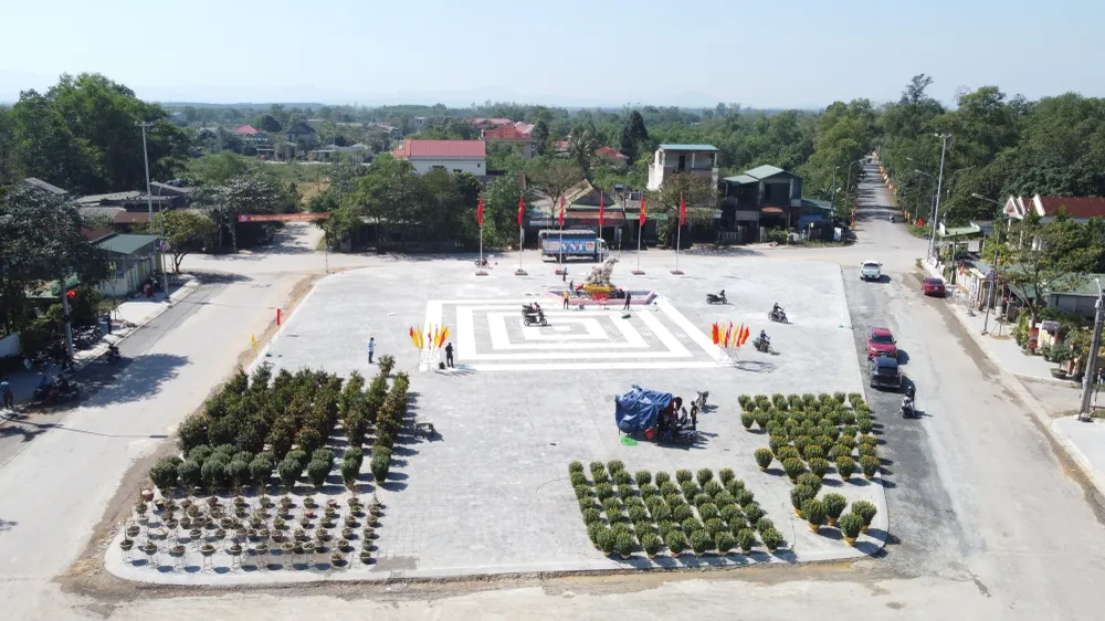 Hiện các công nhân đang hoàn thiện trang trí các hạng mục để phục vụ du khách. Ảnh: NGUYỄN HOÀNG