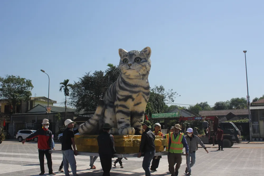 Tượng được làm từ xốp và thạch cao nên có trọng lượng khá nhẹ. Ảnh: NGUYỄN HOÀNG