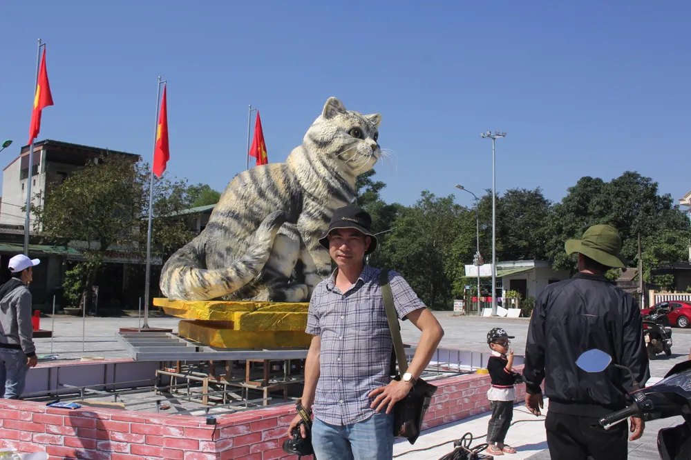 Dù chưa hoàn thiện nhưng linh vật này đã thu hút nhiều người tới xem. Ảnh: NGUYỄN HOÀNG