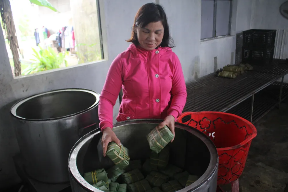 Nồi bánh hoạt động hết công suất để kịp phục vụ nhu cầu cho người dân trong dịp tết Nồi bánh hoạt động hết công suất để kịp phục vụ nhu cầu cho người dân trong dịp tết