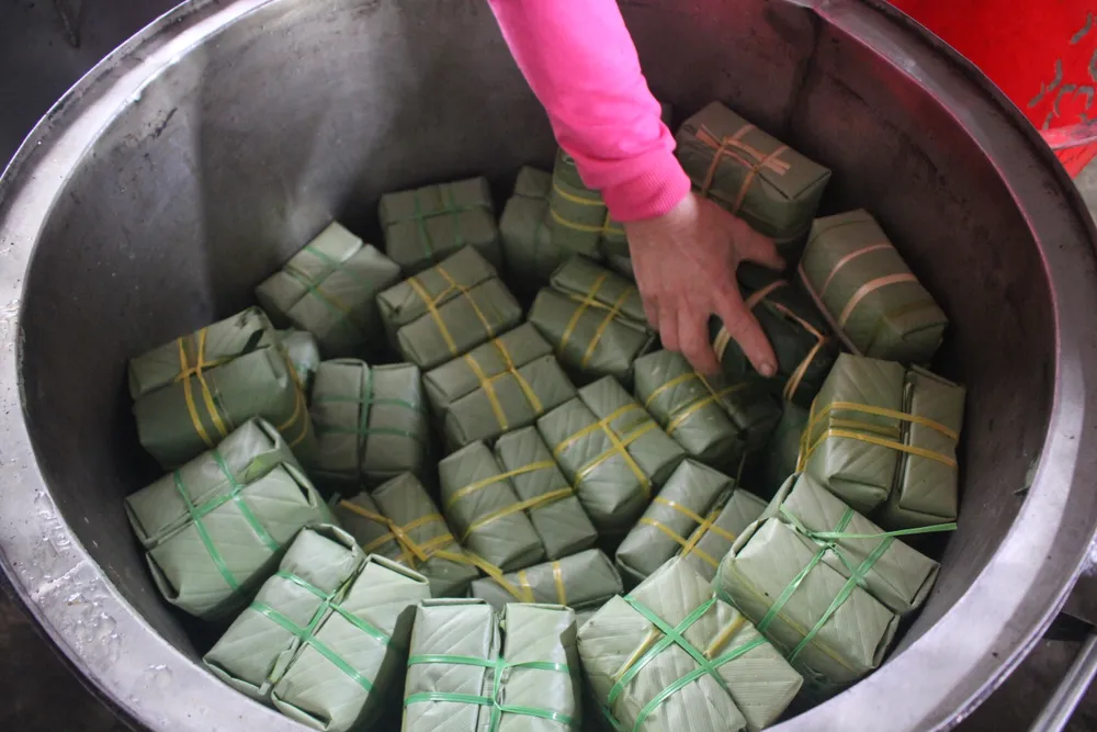 Những chiếc bánh được xếp vào nồi Những chiếc bánh được xếp vào nồi