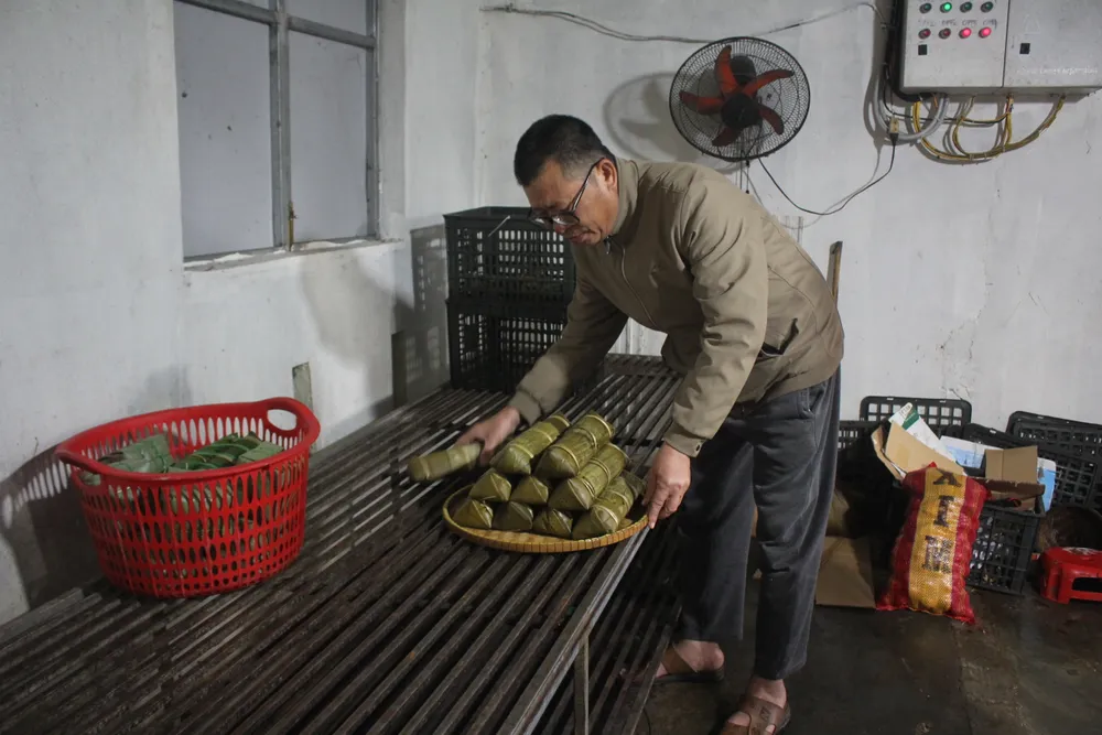 Những chiếc bánh tét mặt trăng vừa mới được nấu chín, chuẩn bị gửi đi cho khách hàng ở Bình Dương Những chiếc bánh tét mặt trăng vừa mới được nấu chín, chuẩn bị gửi đi cho khách hàng ở Bình Dương