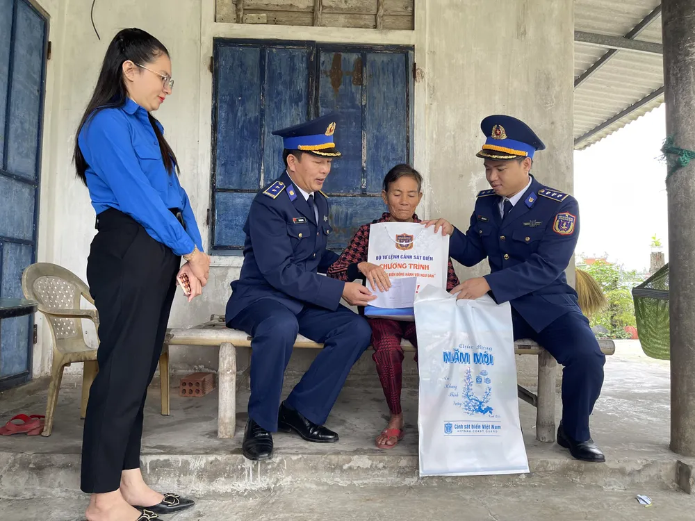 Thăm tặng quà các gia đình có hoàn cảnh khó khăn trên địa bàn đóng quân