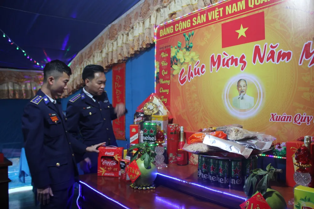 Trang trí đón tết trên tàu cảnh sát biển