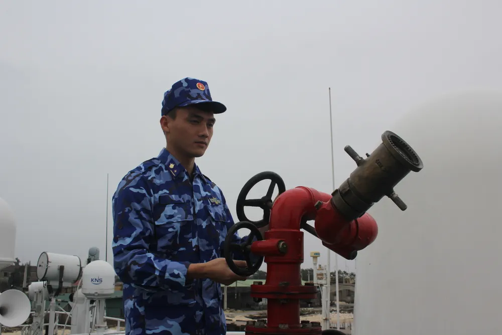 Kiểm tra trang thiết bị, máy móc trên tàu