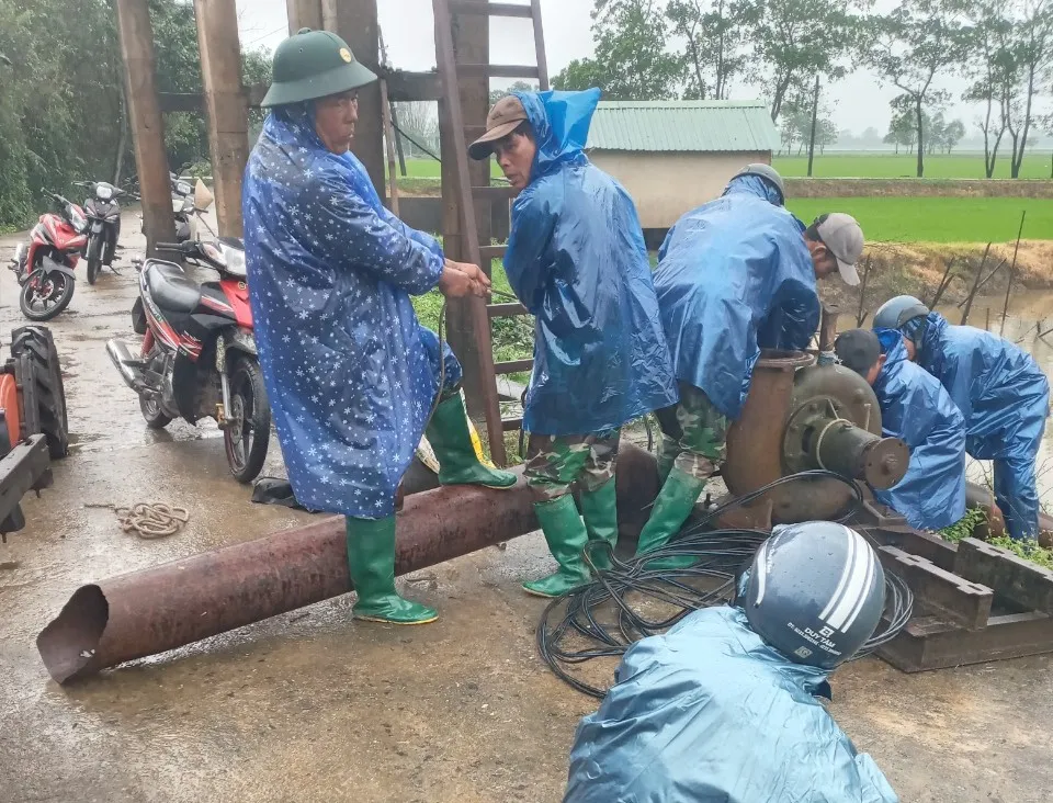 Người dân cấp tập lập các trạm bơm dã chiến