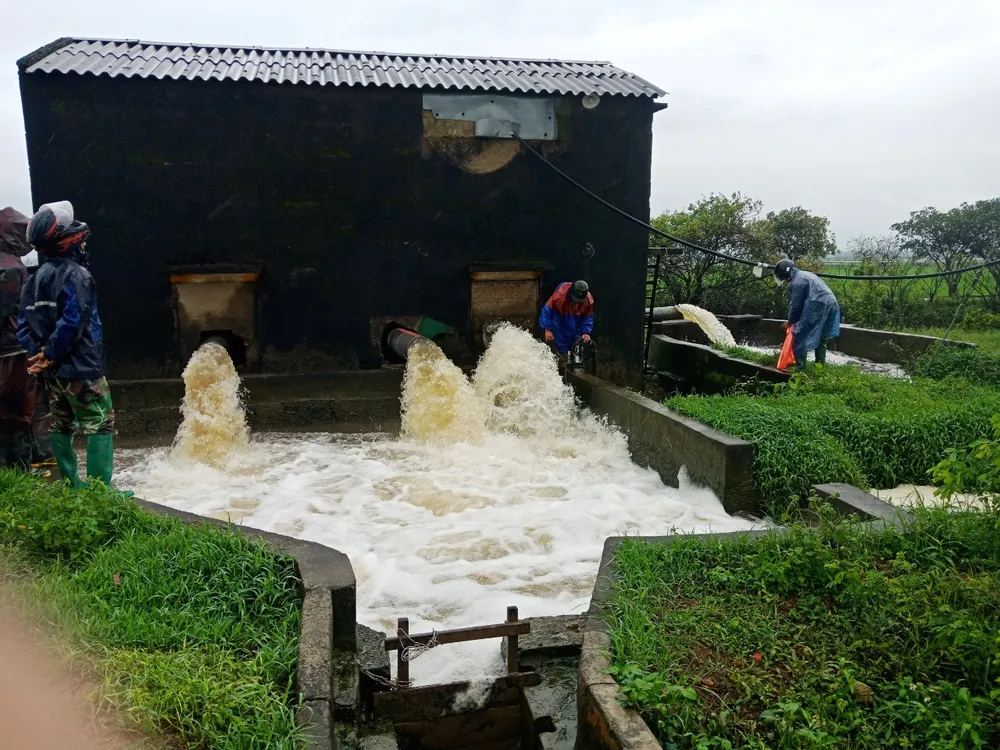 Các máy bơm đang hoạt động 24/24 để đưa nước ra khỏi đồng ruộng bị ngập úng