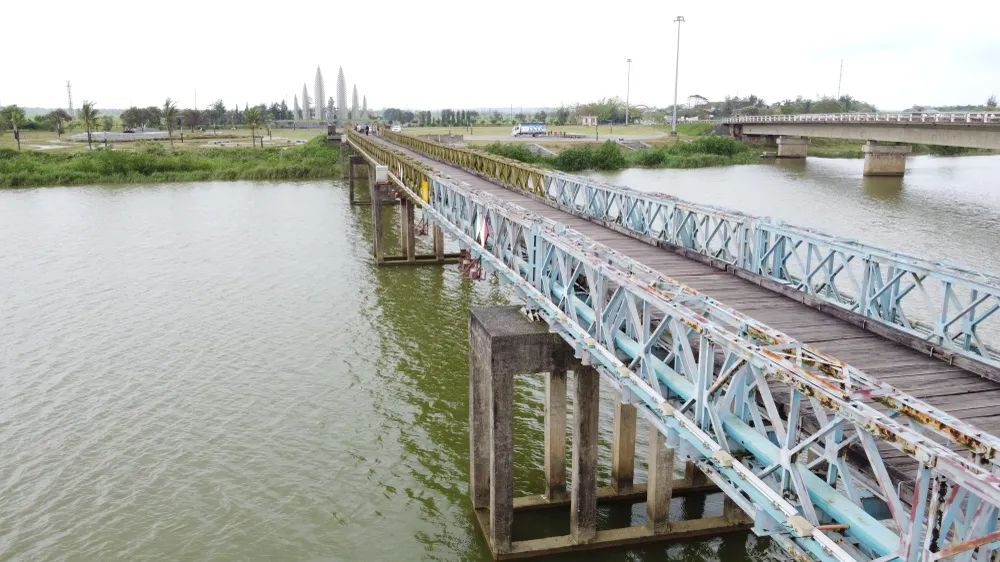 Trải qua thời gian, hiện một số hạng mục của cầu xuống cấp nghiêm trọng