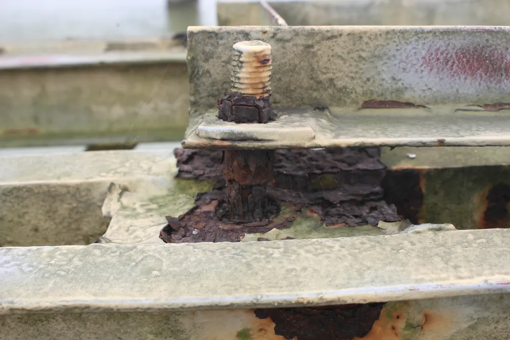 Ốc vít cố định thanh sắt ở điểm đấu nối trên thành cầu bị gỉ sét