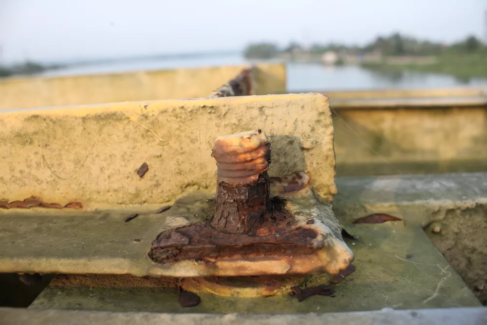 Ốc vít cố định thanh sắt ở điểm đấu nối trên thành cầu bị gỉ sét