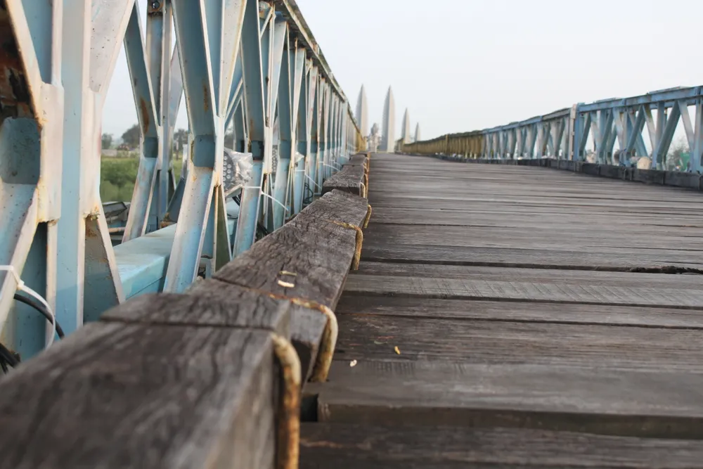 Các thanh gỗ để cố định ván trên mặt cầu cũng đã mục ruỗng, xiên vẹo