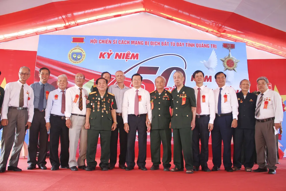 Hội Chiến sĩ cách mạng bị địch bắt tù đày tỉnh Quảng Trị, lãnh đạo tỉnh Quảng Trị chụp ảnh lưu niệm cùng Nguyên Chủ tịch nước Trương Tấn Sang