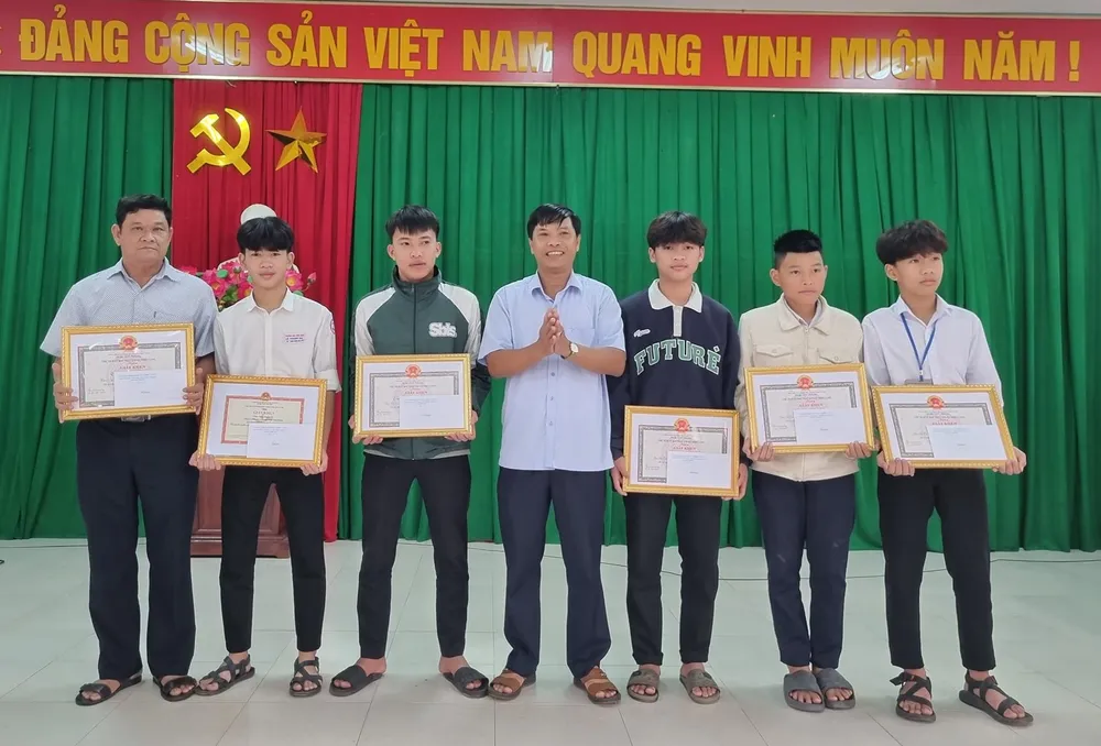 UBND xã Triệu Lăng tuyên dương và khen thưởng đột xuất các cá nhân vì đã có hành động dũng cảm cứu người