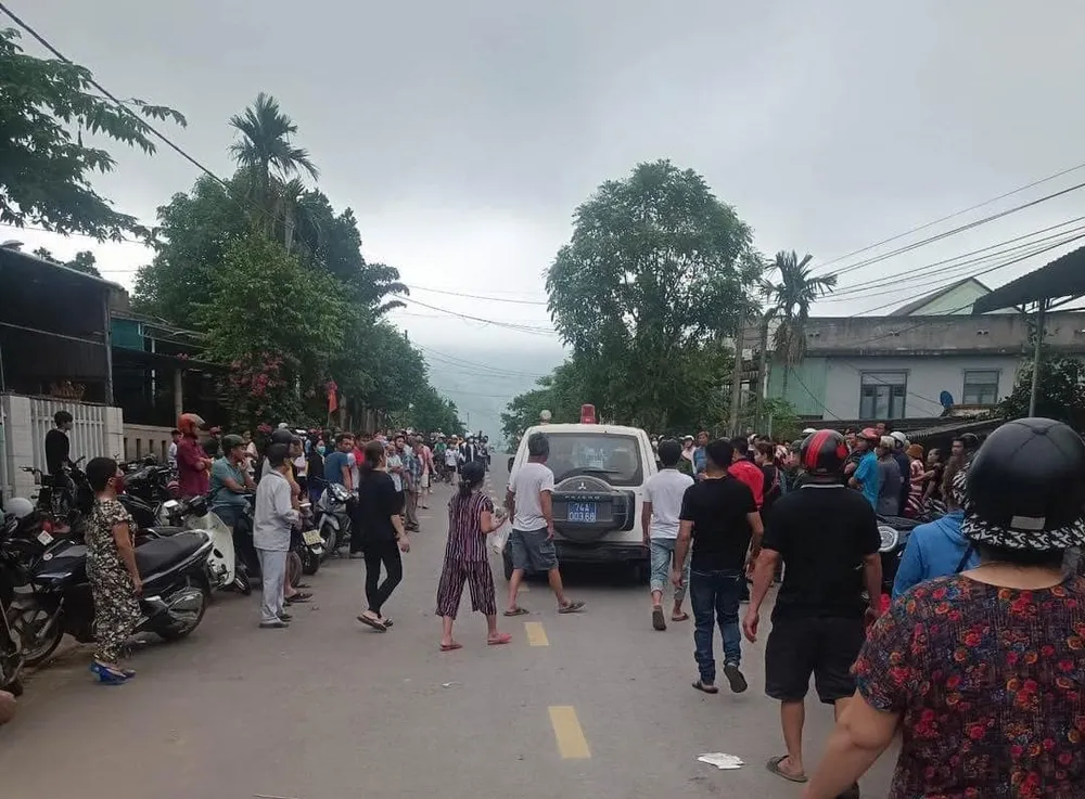 Người dân tập trung theo dõi vụ việc