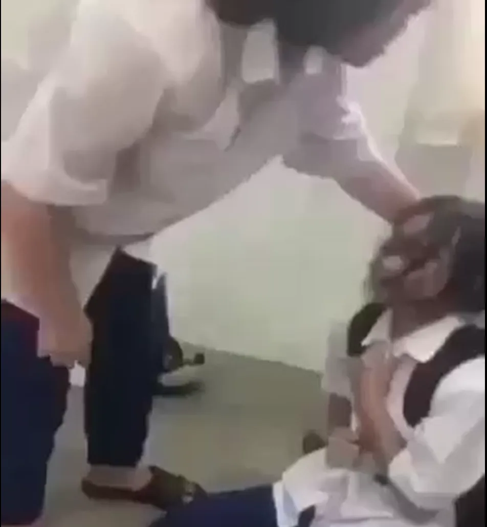 Nữ sinh bị nhóm bạn đánh đập, xé áo ngay trong nhà vệ sinh trường học. Ảnh cắt từ video