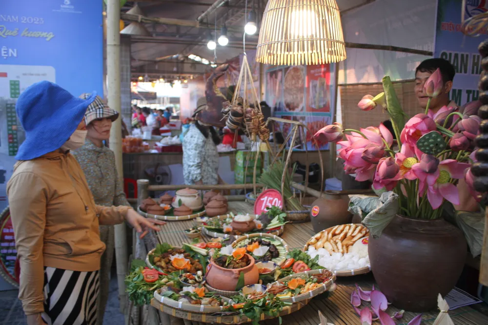 Một gian hàng ẩm thực địa phương thu hút du khách