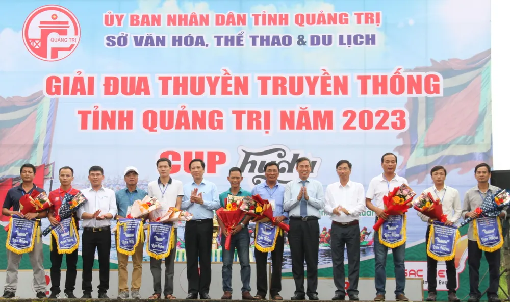 Lãnh đạo tỉnh Quảng Trị tặng cờ lưu niệm cho các đội tham dự giải đua thuyền