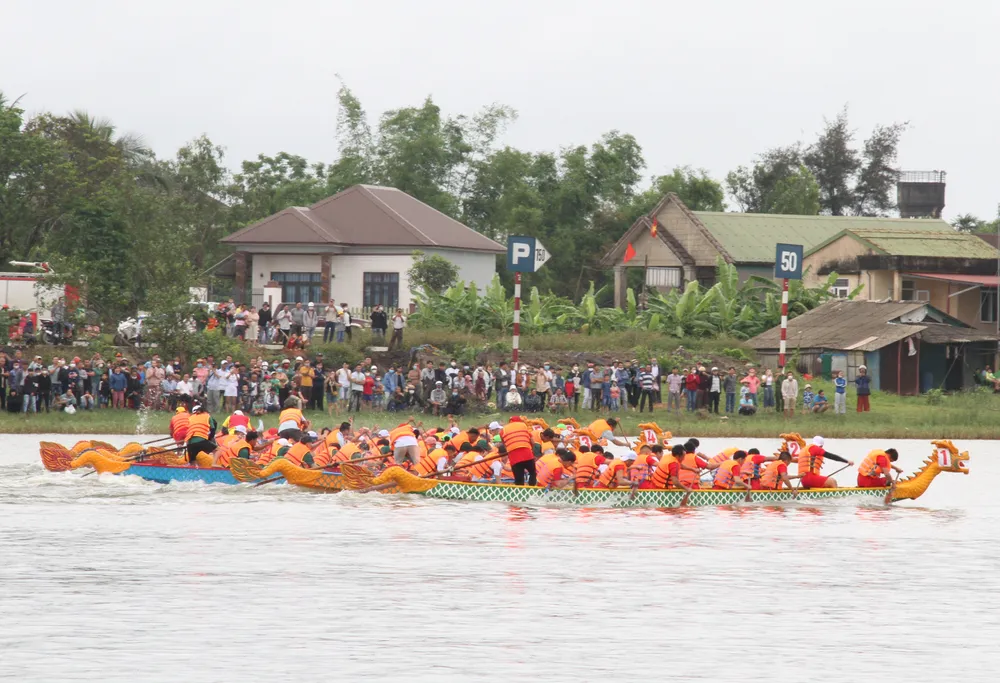 Người dân cổ vũ cho các đội đua thuyền