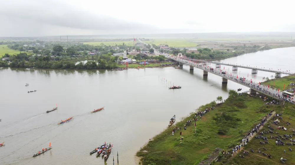 Giải đua thuyền truyền thống được tổ chức ngay sau lễ thượng cờ "Thống nhất non sông" nên thu hút đông đảo du khách trong và ngoài tỉnh tham dự