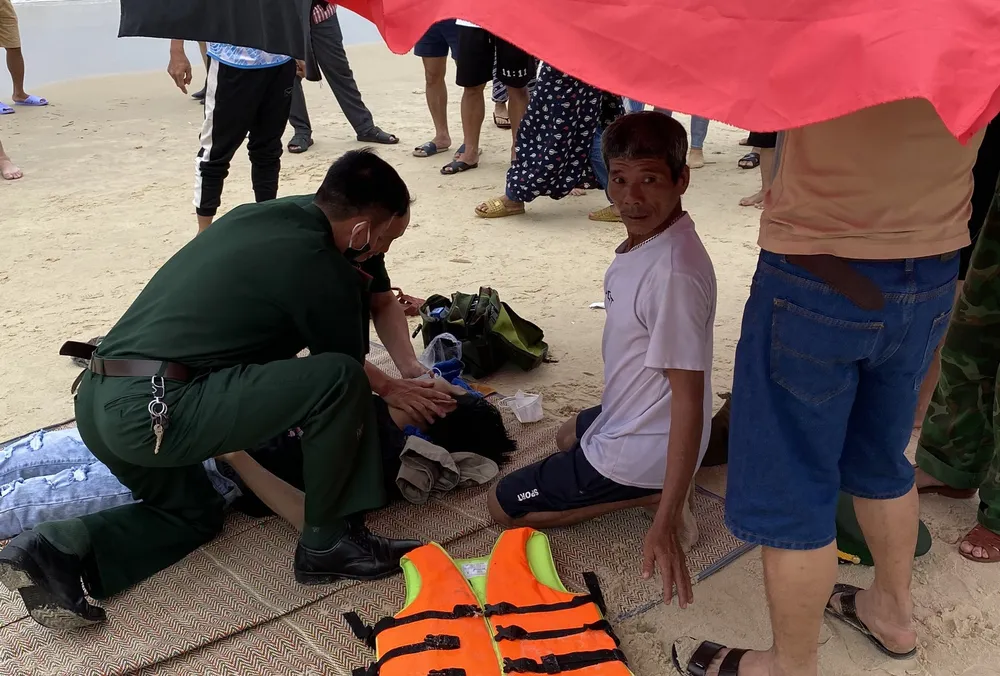 Lực lượng Biên phòng tiến hành sơ cứu cho nạn nhân