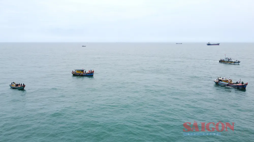 Nhiều tàu thuyền được huy động để tìm kiếm hai vợ chồng ngư dân mất tích