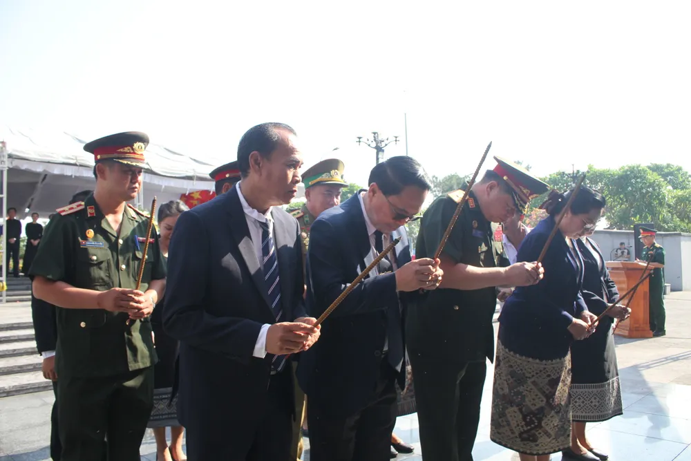 Lãnh đạo tỉnh Savannakhet, Lào dâng hương tại lễ truy điệu và an táng