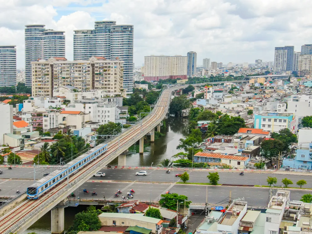 20230829-112437_Tàu Metro thử nghiệm chuyến đầu tiên_ Vượt qua đường Nguyễn Hữu Cảnh và đi trên rạch Văn Thánh tại quận Bình Thạnh_Original.jpeg