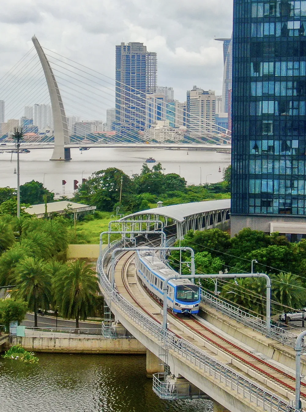 20230829-112417_Tàu Metro thử nghiệm chuyến đầu tiên- Ga Ba Son nơi giao nhau giữa tầng hầm và tầng nổi tuyến Metro số 1.jpeg