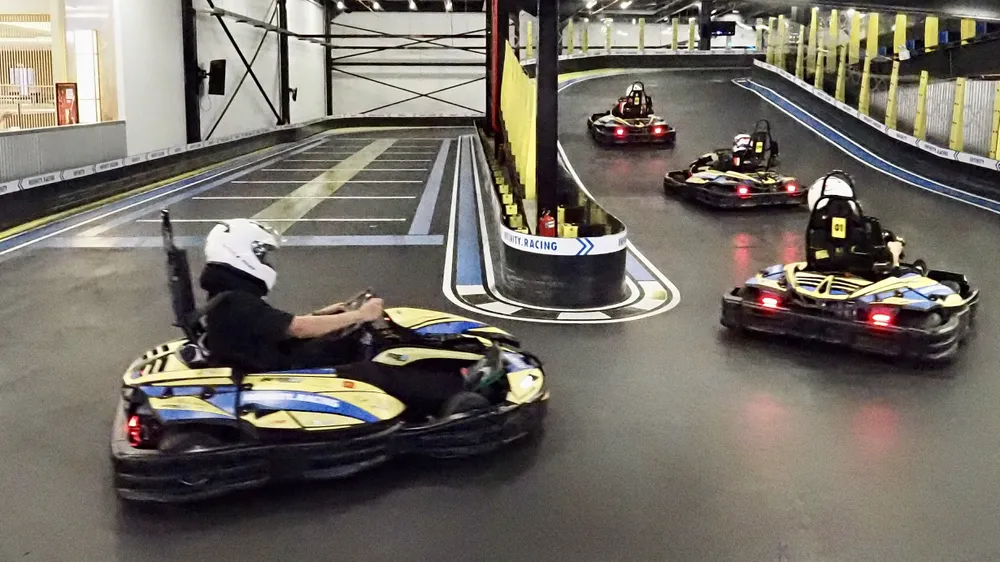 Người chơi trải nghiệm đường đua Go-Kart điện đa tầng tại Infinity Racing – Vincom Mega Mall Thảo Điền, TPHCM.