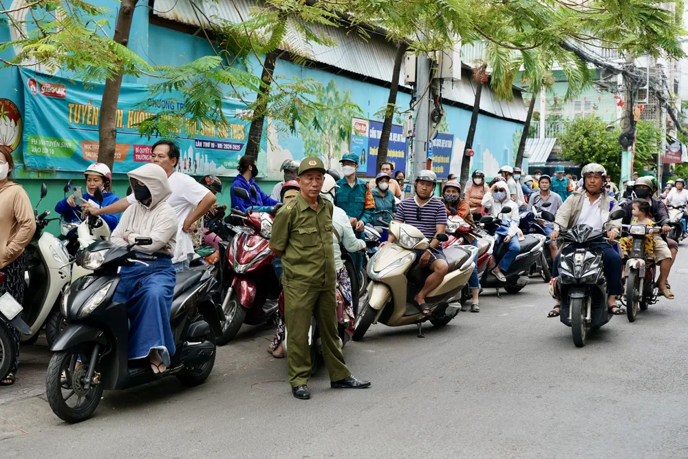 Trật tự giao thông được giữ tốt tại hẻm 161B Lạc Long Quân, khu vực điểm thi trường THCS Nguyễn Văn Phú, quận 11. Ảnh: HOÀNG HÙNG