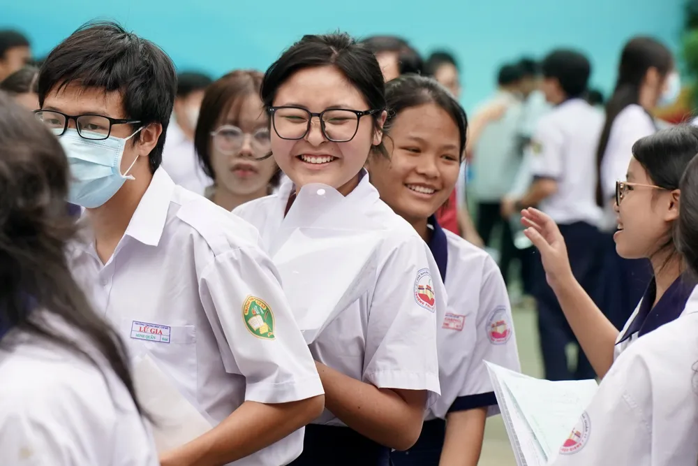 Niềm vui của các thí sinh sau khi thi môn Ngoại ngữ tại điểm thi trường THCS Nguyễn Văn Phú, quận 11. Ảnh: HOÀNG HÙNG