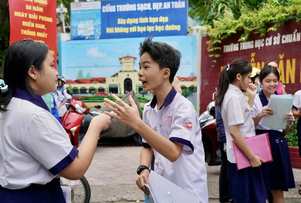 Các em tranh luận sôi nổi sau khi thi môn Ngoại ngữ chiều 6-6. Ảnh: HOÀNG HÙNG