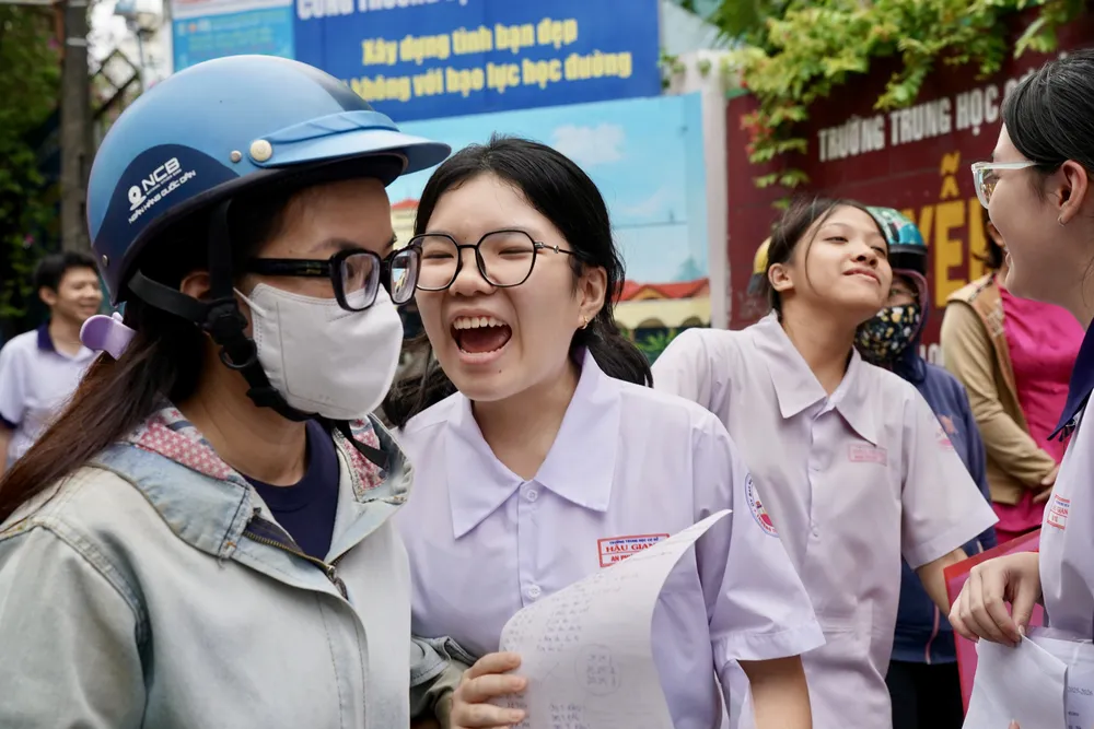 Chia sẻ niềm vui với người thân. Ảnh: HOÀNG HÙNG