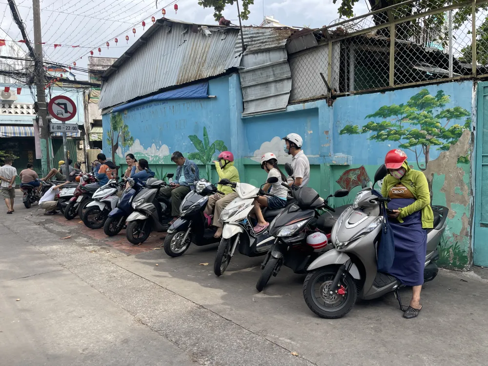 Trật tự giao thông được giữ tốt tại hẻm 161B Lạc Long Quân, khu vực điểm thi trường THCS Nguyễn Văn Phú, quận 11. Ảnh: HOÀNG HÙNG