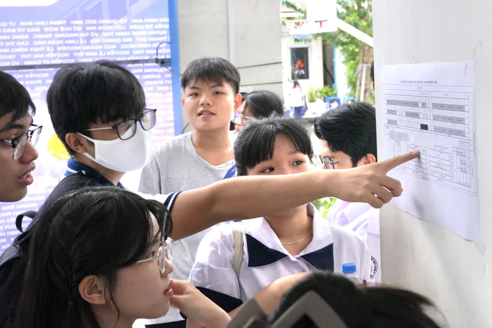 Các thí sinh háo hức bước vào kỳ thi tại điểm thi trường THPT Bùi Thị Xuân, quận 1. Ảnh: HOÀNG HÙNG