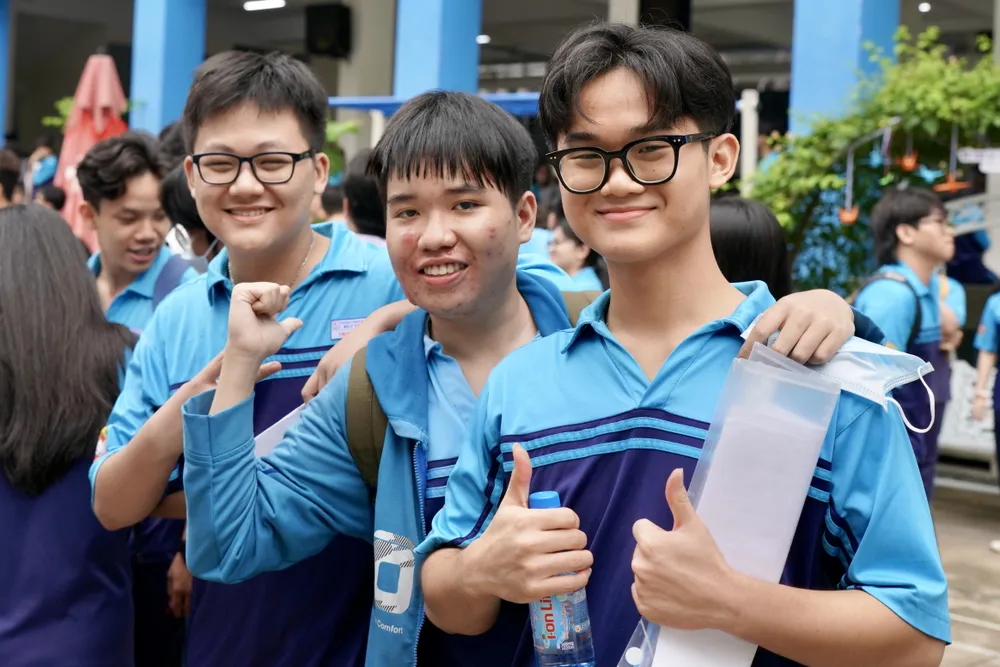 Các thí sinh háo hức bước vào kỳ thi tại điểm thi trường THPT Bùi Thị Xuân, quận 1. Ảnh: HOÀNG HÙNG