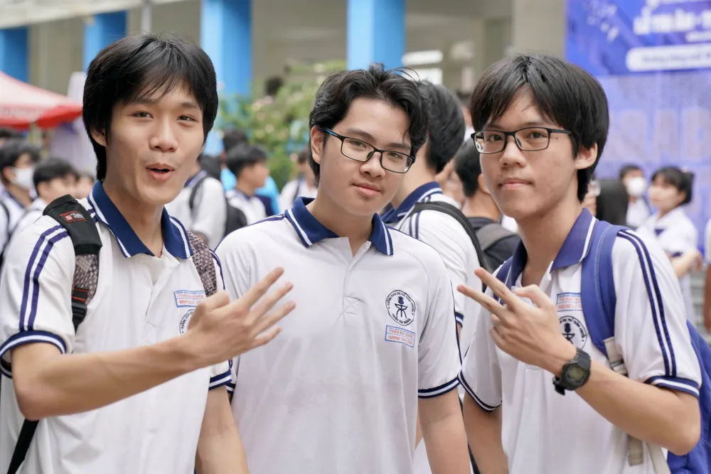 Các thí sinh háo hức bước vào kỳ thi tại điểm thi trường THPT Bùi Thị Xuân, quận 1. Ảnh: HOÀNG HÙNG