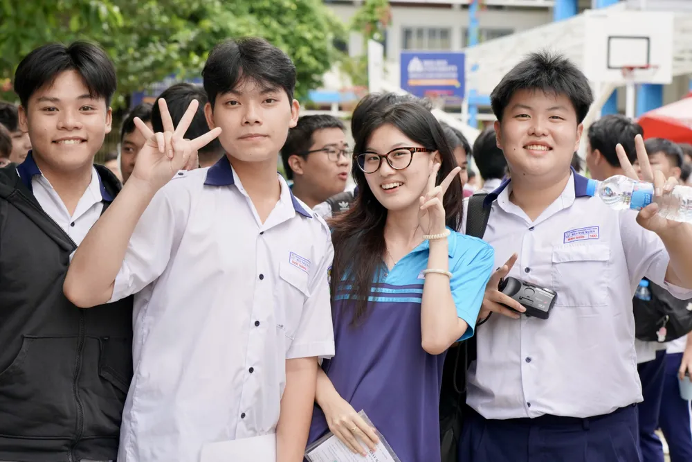 Các thí sinh háo hức bước vào kỳ thi tại điểm thi trường THPT Bùi Thị Xuân, quận 1. Ảnh: HOÀNG HÙNG