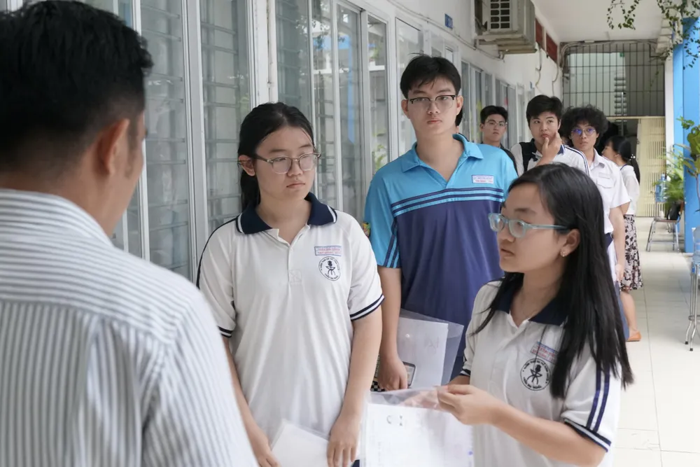 Thí sinh làm thủ tục dự thi tại phòng thi, điểm thi Trường THPT Bùi Thị Xuân, quận 1. Ảnh: HOÀNG HÙNG