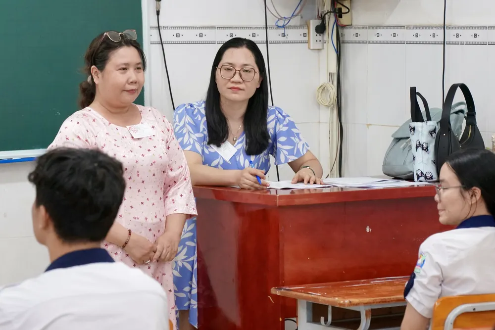 Thí sinh nghe phổ biến quy chế thi tại phòng thi, điểm thi Trường THPT Bùi Thị Xuân, quận 1. Ảnh: HOÀNG HÙNG